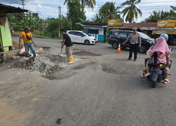 Foto Jajaran Satlantas Polres Lahat Melakukan Upaya Penambalan Jalan Berlubang