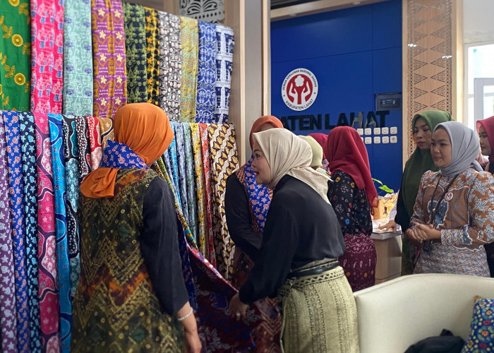 Ketua Tim Penggerak Pemberdayaan Kesejahteraan Keluarga (TP-PKK) Kabupaten Lahat, Ir Sri Meliyana, menyambut hangat kedatangan Ketua Ikatan Adhyaksa Dharmakarini (IAD) Wilayah Sumatera Selatan, Yessi Yulianto, dalam sebuah acara yang bertempat di Dekranas