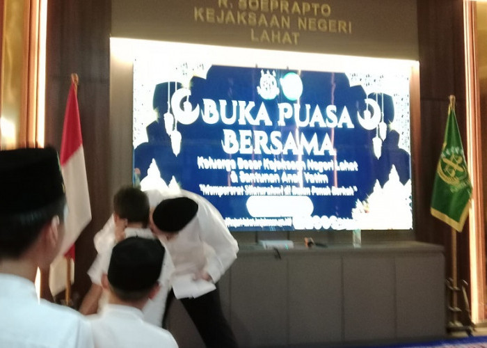 Tulus dan Terharu!, Momen Kajari Lahat Mencium Anak Laki laki Panti Asuhan, Acara Buka Puasa Bersama
