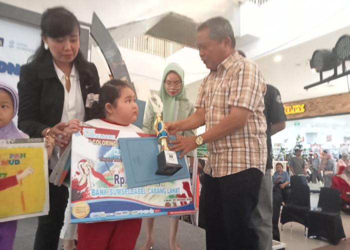 Kepala Dinas Pendidikan dan Kebudayaan Lahat Drs H Suhirdin MM membagikan hadiah kepada pemenang Lomba Mewarnai Hari Sumpah Pemuda.