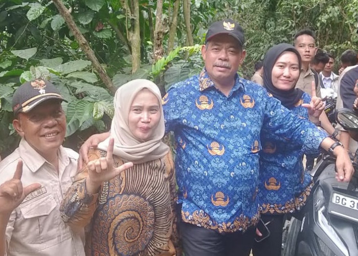 Eva Lili Susanti Dampingi Bupati dan Wakil Bupati Lahat Tinjau Tebat dan Irigasi di Kota Agung