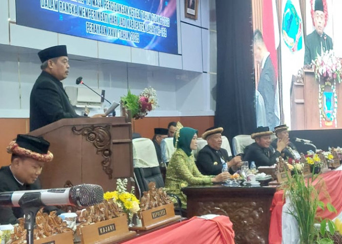 Bupati Kabupaten Lahat Bursah Zarnubi menyampaikan sambutan pada acara sidang paripurna DPRD Lahat tentang HUT Lahat ke 156.