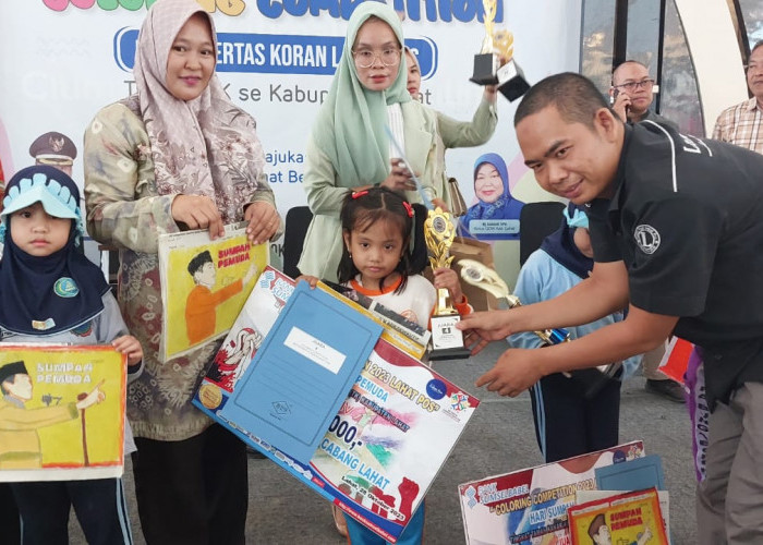 GM Lahat Pos Diansyah Putra membagikan hadiah pemenang Lomba Mewarnai.