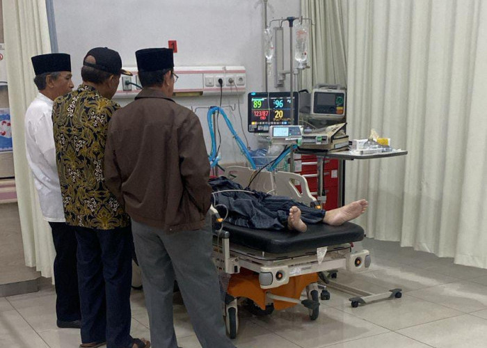 KH Mal'an Abdullah sedang terbaring sakit di RS Palembang. KH Mal'an Abdullah adalah seorang tokoh agama yang menjabat sebagai Rois Syuriah PWNU (Pimpinan Wilayah Nahdlatul Ulama) Sumatera Selatan. Beliau juga pernah menjabat sebagai Kepala Kantor Wilayah
