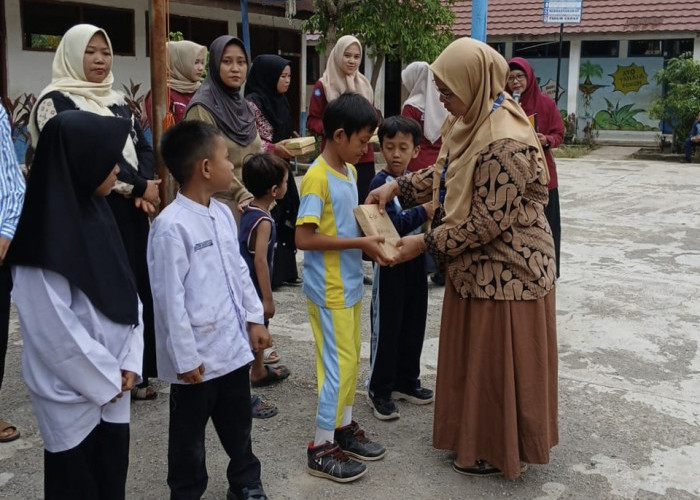 SDN 4 Lahat Serahkan Hadiah Para Juara Lomba Class Meeting Semester Genap