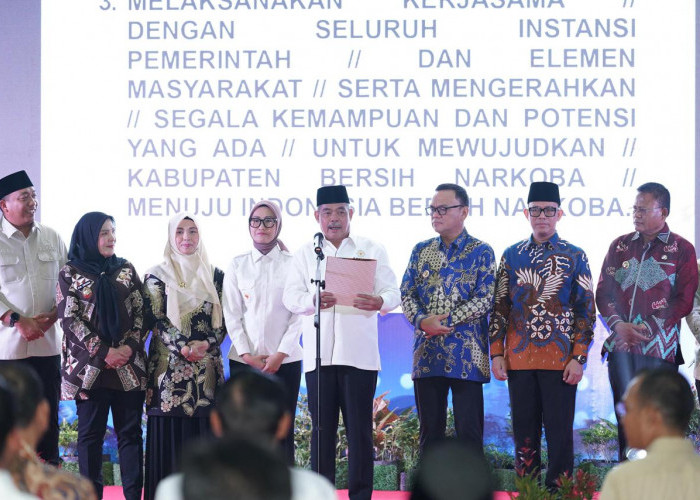 Pernyataan sikap Deklarasi Indonesia Bersinar melawan Narkoba oleh Ketua Umum APKASI Bursah Zarnubi.