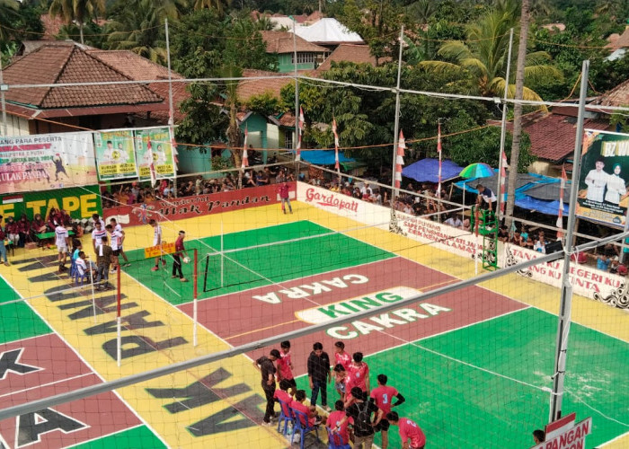 Semi Final Turnamen Bola Voli Ulak Pandan Menarik Perhatian Penonton