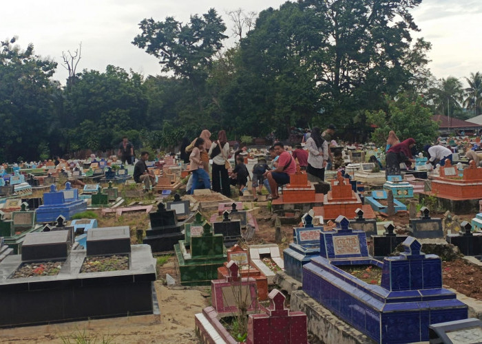 Warga Lahat Rutin Ziarah Jelang Ramadan, Doakan Keluarga dan Sambut Bulan Suci