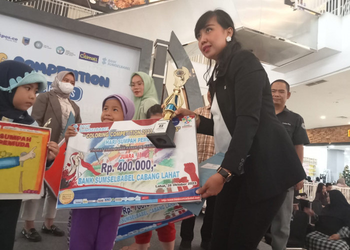 Perwakilan Bank SumselBabel Cabang Lahat membagikan hadiah kepada pemenang Lomba Mewarnai Hari Sumpah Pemuda.
