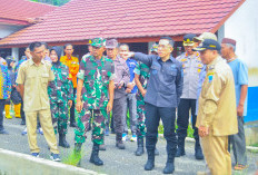 Pj Bupati Lahat Bagikan Bantuan, Pasca Banjir di Lubuk Sepang