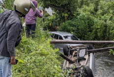 Dua Mobil Nyemplung Arah Irigasi, Warga Sindang Panjang Lahat Berbondong ke Lokasi