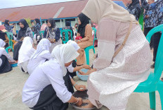 Rayakan Kelulusan! Murid SD di Lahat Basuh Kaki Ibunya