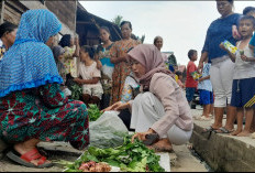 Wah Cawabup Widia Ningsih Borong Sayuran Dan Jengkol Warga Kikim