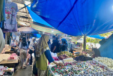Jelang Idul Fitri, Masyarakat Antusias Borong Kue Lebaran dan Buah-Buahan
