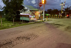 Waspada! Dekat Rel Kereta Api, Ada Jalan Berlubang 