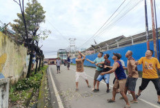 Antisipasi Banjir, Warga RT 2 Kelurahan Kota Negara Gotong Royong