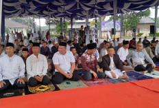 Fauzan dan Masyarakat Shalat Idul Adha di Lapangan Kantor Bupati