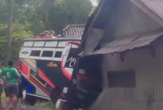 Diduga Mengantuk, Mobil Bus Penumpang Tabrak Rumah Ketua BPD Desa Jati Lahat, Tidak Ada Korban Jiwa