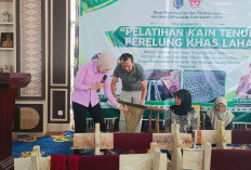 Penutupan Pelatihan Kain Tenun Perelung, Wabup Widia Ningsih Dorong Tidak Boleh Hilang Ditelan Waktu