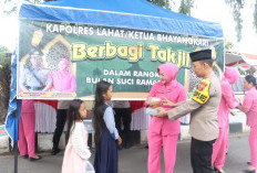 Kapolres Lahat dan Ketua Bhayangkari Cek Pos Pelayanan dan Pospam, Sekaligus Bagi-bagi Takjil