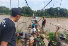  Gotong Royong Perbaiki Jembatan Gantung 