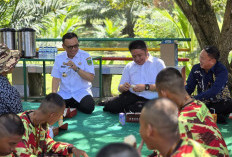 Joncik Dampingi Herman Deru Kunjungi Siswa yang Mengikuti Retret