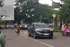 Manusia Silver dan Badut Mengais Rezeki di Bulan Ramadhan