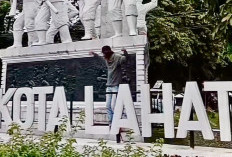 Jadi Studio Dadakan: Fenomena Live Streaming Merambah Ruang Publik Sampai ke Trotoar