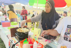 Penjual sedang memasak memasak takoyaki    Waw Lezat! Takoyaki Jepang Makin Hits di Kota Lahat