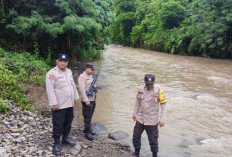 Antisipasi Banjir, Polsek Talang Padang Pantau Debit Air Sungai