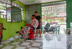 Jelang Lebaran, Jasa Pangkas Rambut Membludak Pengunjung