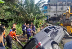 Sopir Mengantuk, Kijang Innova Terperosok ke Parit
