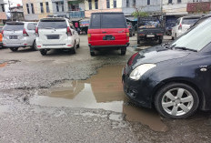 Pedagang Mengeluh, Jalan Pasar PTM Rusak Berlubang