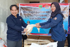 Dukung Ketahanan Pangan, Dinas Sosial Empat Lawang Bagikan Itik Petelur kepada Karang Taruna