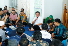 Gubernur Herman Deru Dengarkan Curhat Para Pegawai, Usai Shalat Jumat Berjamaah di Kantor, 