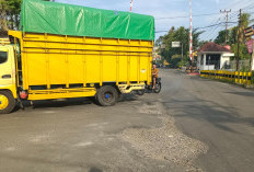 2 Lubang Besar di Jalan Simpang Lembayung, Warga Minta Pemerintah Segera Perbaiki