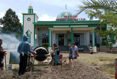 Persiapan Bangun Pagar, Pengurus Masjid Nurul Hidayah Tanjung Payang Gotong Rotong Cor Lantai Jembatan