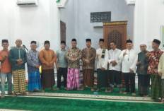 Hari Keempat Tarawih, Bupati Lahat Bursah Zarnubi Sholat Berjamaah di Masjid Nurul Hidayah Tanjung Payang
