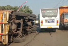 Selain Tumpahan Material, Truk Angkutan Muatan Batubara Terguling di Jalinsum Lahat