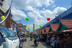 Lampion Warnai Pasar Buah