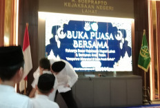 Tulus dan Terharu!, Momen Kajari Lahat Mencium Anak Laki laki Panti Asuhan, Acara Buka Puasa Bersama