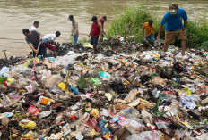 Gotong Royong Bersihkan Sampah di Pinggiran Sungai Musi