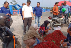 Kepala Disprindag Empat Lawang saat memberikan himbau kepada para pedagang di pasar pulau emas Tebing Tinggi.