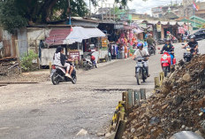  Masyarakat Keluhkan Lubang Menganga di Jalan Raya Dekat Rel KA   