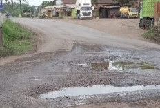 Banyak Titik Jalan Berlubang Dekat Perlintasan Angkutan Batubara