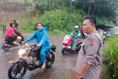 Polsek Jarai Gelar Patroli, Bantu Warga Atasi Genangan di Jembatan Ayek Gaung