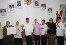 Bupati Lahat Serahkan SK Mutasi 20 Perawat Hemodialisis ke RSUD Lahat 