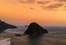 Pantai Pulau Merah, Destinasi Wisata Terkenal di Banyuwangi