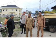 Fauzan Cek Langsung Pengaspalan Jalan Lingkar di Kecamatan Muara Pinang