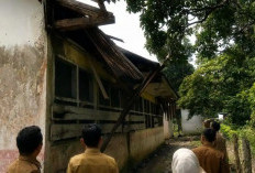 Di Bawah Atap Bocor, Semangat Belajar Siswa SD 21 Tebing Tinggi Tetap Menyala
